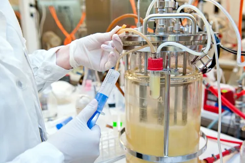 La detección de espuma sin contacto es esencial, especialmente en biorreactores y otros equipos de laboratorio - Fuente de la imagen: AdobeStock/borzywoj